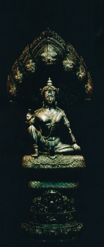 จตุคามรามเทพ รุ่นสองแผ่นดิน ปางมหาราชลีลา ปรกเจ็ดเศียรประทับพระราหูเนื้อทองเหลืองรมดำปี 2548(ความสูง 21 นิ้ว ฐานกว้าง 7 นิ้ว)