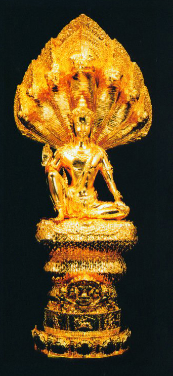จตุคามรามเทพ รุ่นสองแผ่นดิน ปางมหาราชลีลา ปรกเจ็ดเศียรประทับพระราหูเนื้อโลหะปิดทองปี 2548(ความสูง 21 นิ้ว ฐานกว้าง 7 นิ้ว)