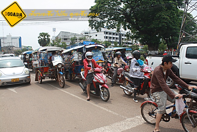 ก่อนมาร้านเฝอแซ่บ ต้องเดินข้ามถนนมาก่อนครับดูรถเยอะมาก