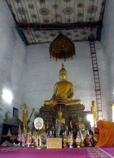 พระประธานในวัดเสาธงทอง