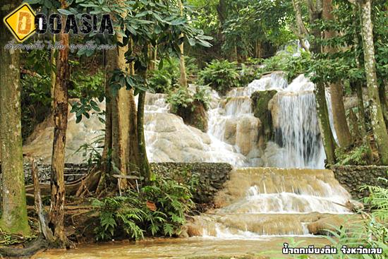 ถอดรองเท้าแล้วมาปืนป่ายน้ำตกเพียงดิน