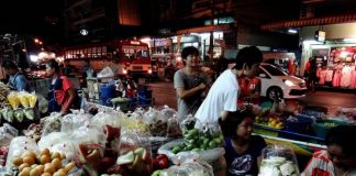 ย่ำราตรี ช้อปปิ้ง ณ ตลาดนัดห้วยขวาง