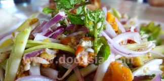 ส้มตำปูม้าอร่อยเด็ดต้องส้มตำใต้ถุนหน้าวัดเป้งบางแสน