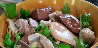 กินเกาเหลาเลือดหมู ( จิง จู ไฉ่ ) ที่เชียงราย