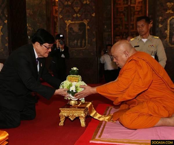 เข้ารับพระบรมสารีริกธาตุ