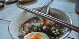ก๋วยเตี๋ยวไข่ คุณแหม่ม เจ้าดังแห่งราชบุรี