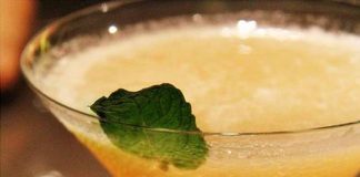 ชิมคอกเทลผสมชา ณ อาบาร์ โรงแรมเรเนซองส์ กรุงเทพฯ